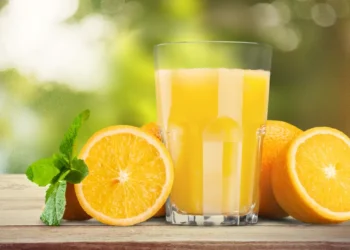 Suco de laranja: pesquisa identifica os efeitos do consumo diário (e eles começam nos genes)