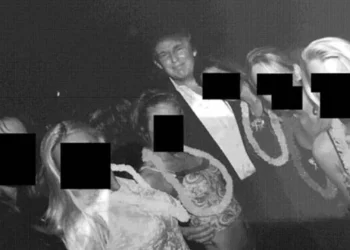 Trump em festa rodeado de mulheres. Divulgadas novas fotos do ficheiro Epstein