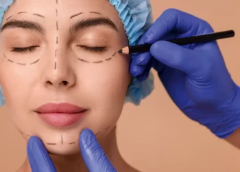 As novas tecnologias para suavizar (com bom senso) as marcas do tempo no rosto