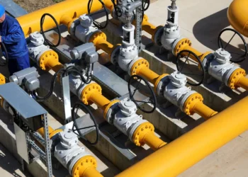 União Europeia gasta menos 7% em petróleo e gás dos EUA desde acordo comercial com Trump