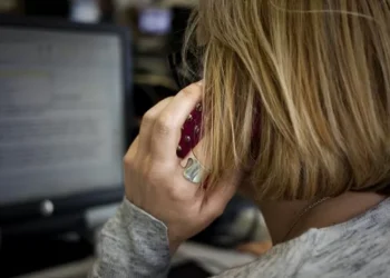 Funcionária despedida por chegar várias vezes mais cedo ao trabalho