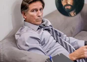 ‘Mito’ condenado em cena: veja a primeira foto de Jim Caviezel como Jair Bolsonaro em filme