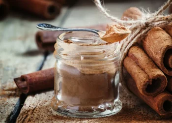 O que a canela pode fazer pela saúde? Estudo analisa efeitos da especiaria no peso e doenças metabólicas