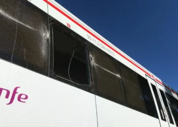 Comboio regional atingido por grua na região de Múrcia. Há quatro feridos