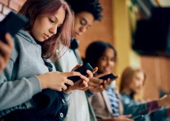 De olho em restrição, agência francesa alerta que redes sociais prejudicam adolescentes