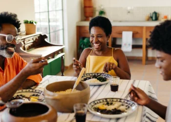 Refeições em família melhoram a alimentação de pais e filhos, aponta estudo