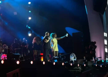 Belo faz homenagem a casal de ‘Três Graças’ em show