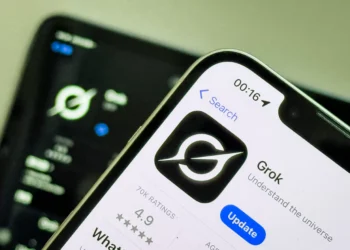 Agência britânica investiga rede X por imagens de caráter sexual geradas por IA