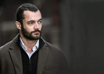 Filho de Nicolas Sarkozy se lança candidato e acena a radicais da direita