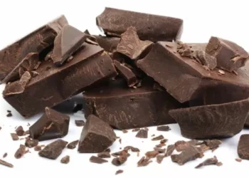 Consumo de substância do chocolate amargo pode retardar envelhecimento biológico, indica pesquisa