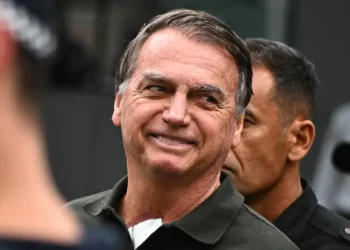 Bolsonaro tem alta hospitalar e volta à prisão
