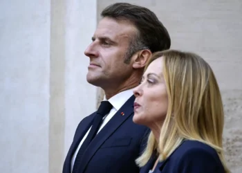 De costas voltadas. Macron e Meloni discordam na morte de militante de extrema-direita