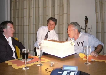 Ex-embaixador Mandelson detido por risco de fuga. Advogados rejeitam alegação