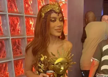 O artista que fez Anitta sair de show direto para a Sapucaí