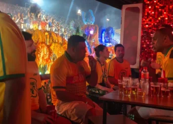 Ronaldo ‘ignora’ desfile em homenagem ao Lula na Sapucaí