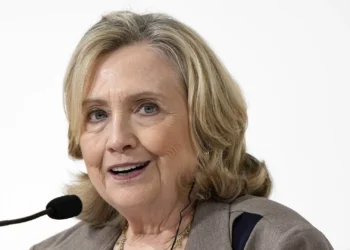 Hillary Clinton acusa Governo de Trump de “encobrimento” no caso Epstein