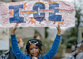 Juiz ordena libertação de criança de cinco anos e pai detidos em operação do ICE nos EUA