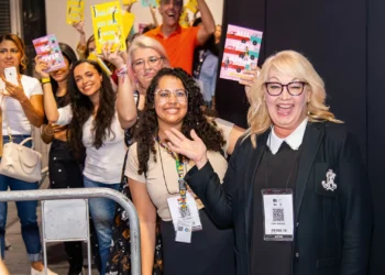 Como a americana Lynn Painter virou fenômeno dos livros após os 40 anos